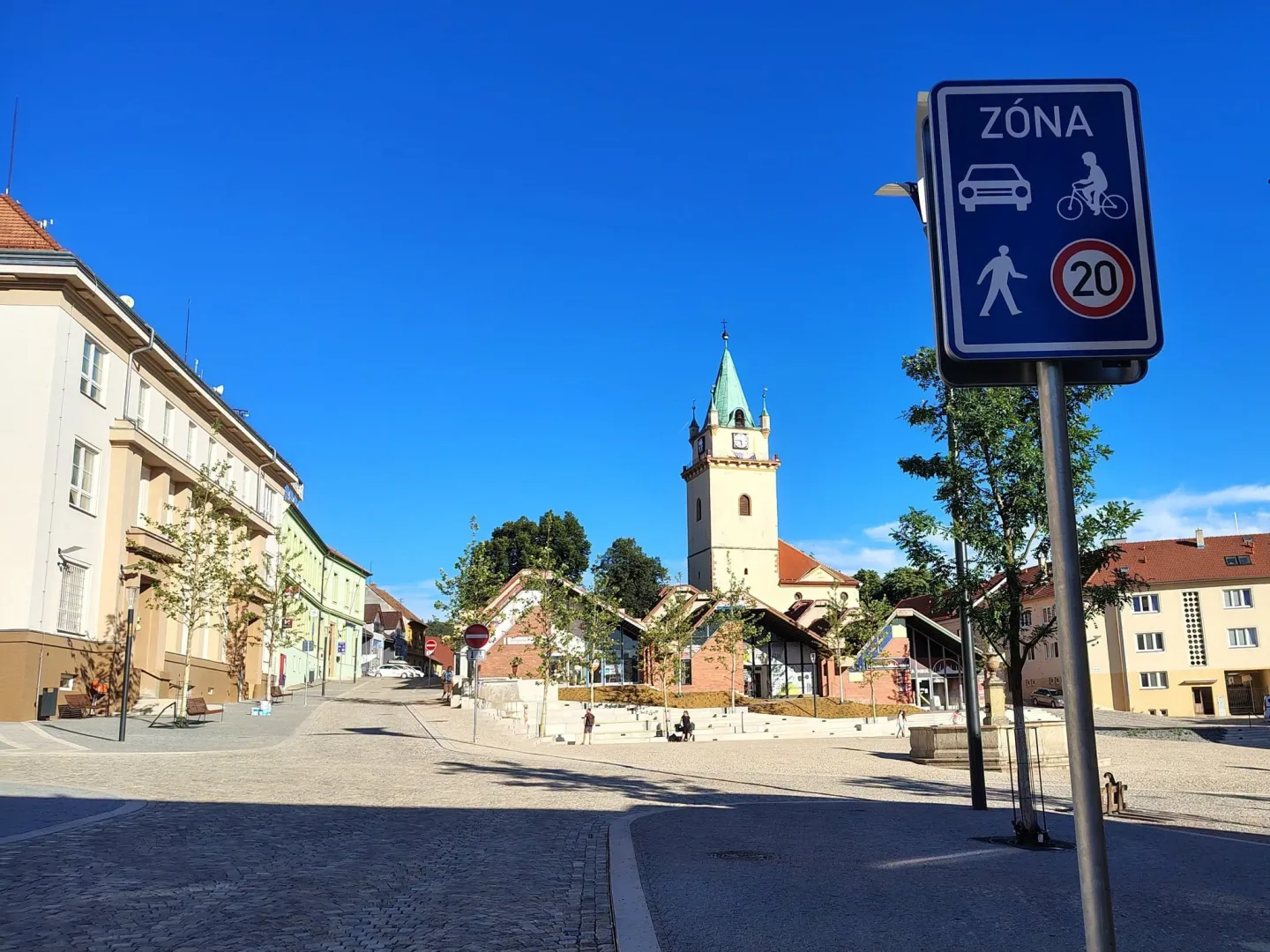 Náměstí Míru v Tišnově je po revitalizaci za 164 milionů korun opět otevřené