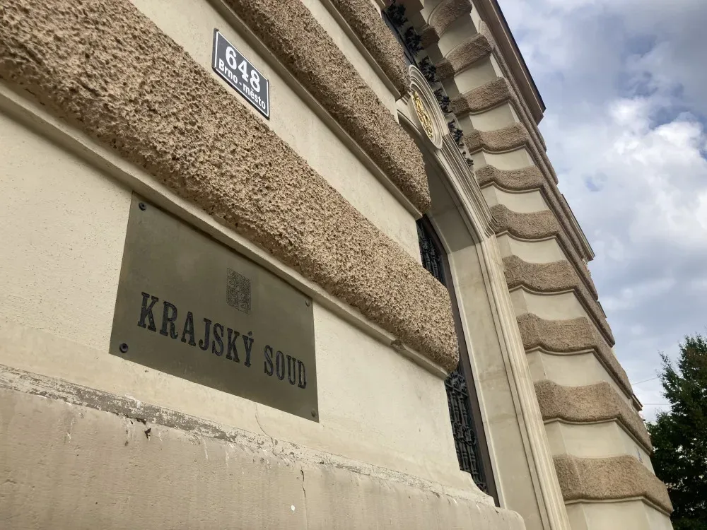 Muž z Brna popálil miminko cigaretou. Matka zranění několik dní neřešila