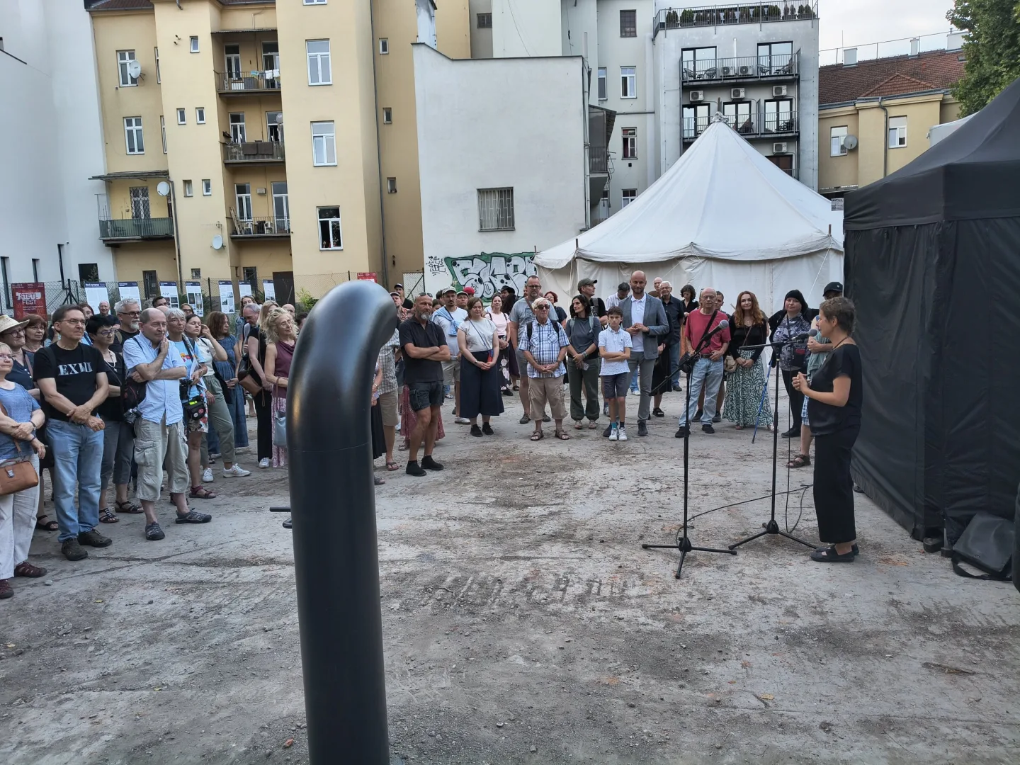 Ze Spálené ulice je opět U Synagogy. Vypáleného židovský chrám připomíná i poesiomat