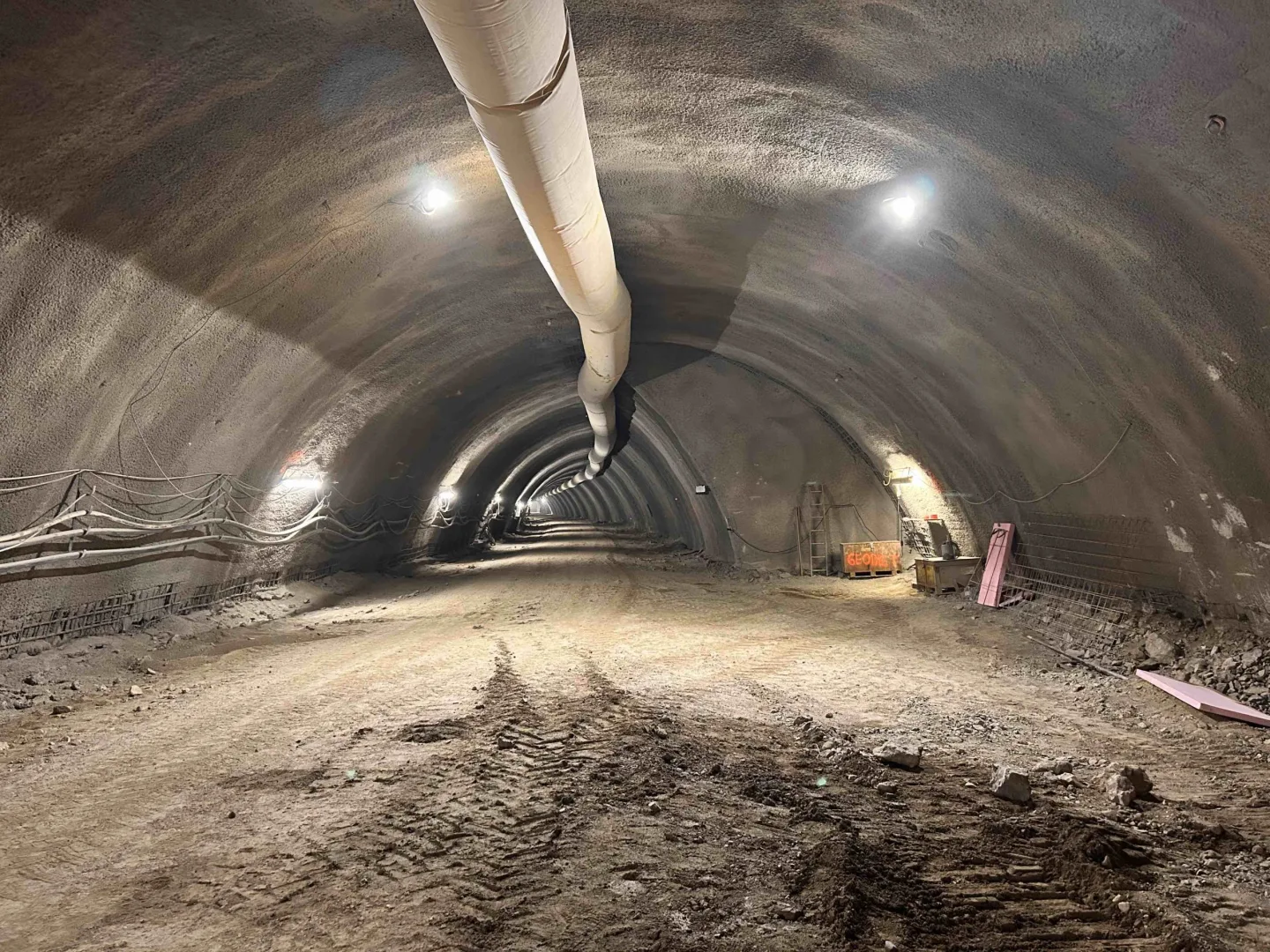 Na Vinohradechbudou další odstřely. Zní to jako průjezd šaliny, řekl pracovník
