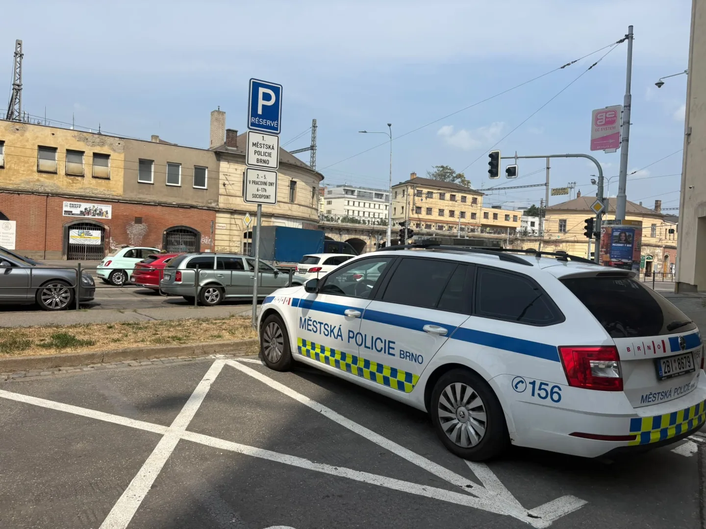 Muž z Brna si u zastávky ustlal v trávě. Vypil jsem ředidlo, přiznal