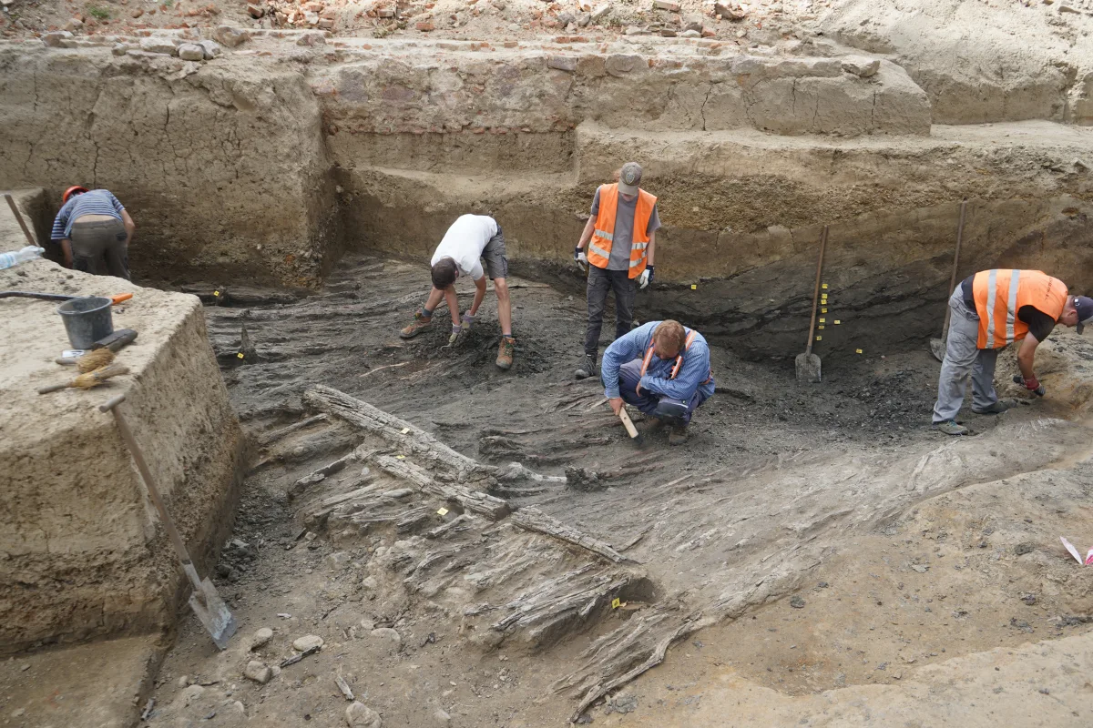 Archeologové našli na Malé Americe v Brně středověkou haťovou cestu