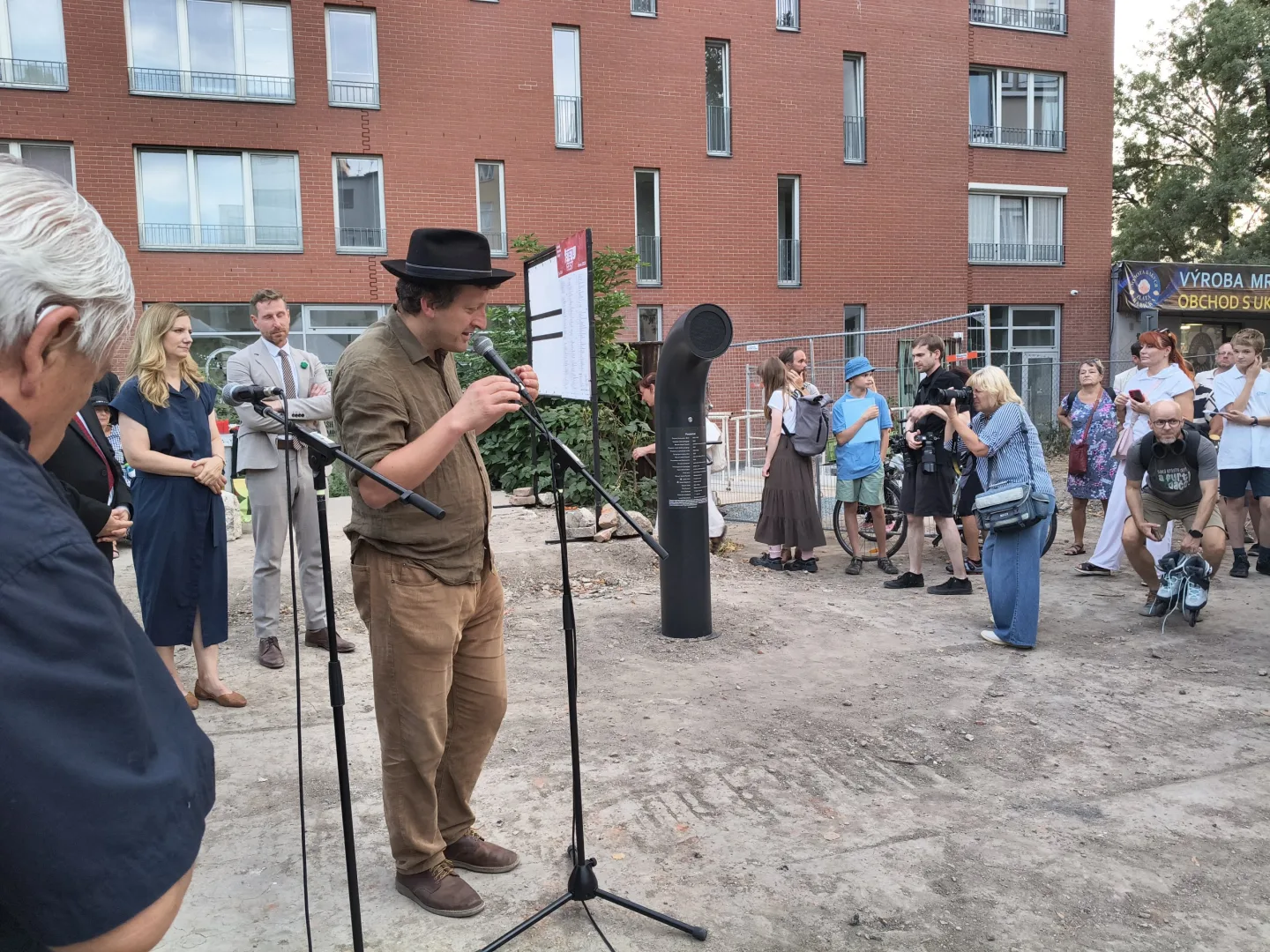 Ze Spálené ulice je opět U Synagogy. Vypáleného židovský chrám připomíná i poesiomat