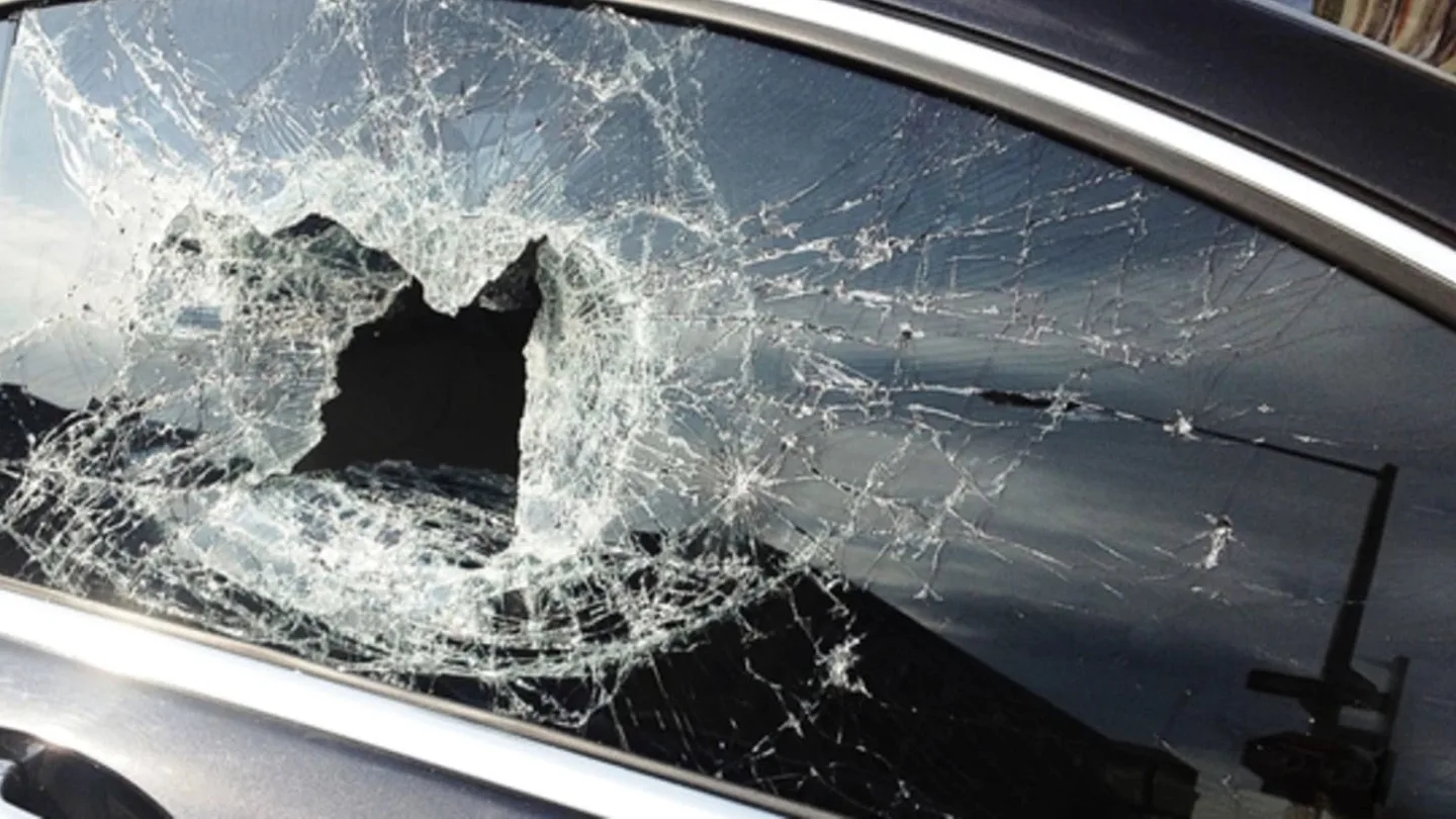 Auto se samovolně uzamklo a uvěznilo malé dítě. Zachránili ho policisté