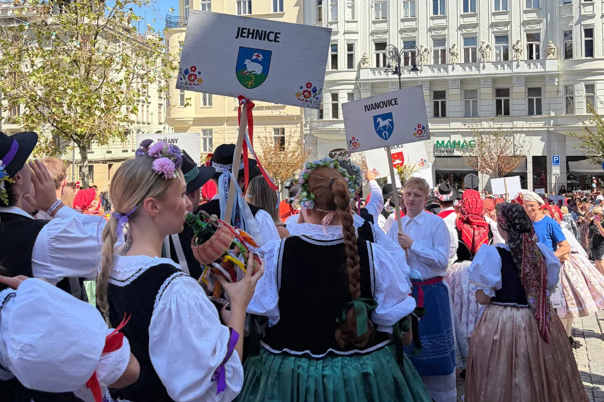Centrum Brna při prvních celoměstských hodech zaplavila krojovaná chasa