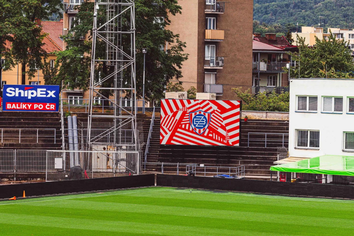 Turnikety a světelné tabule. Jaké vychytávky přibyly na stadionu na Srbské?