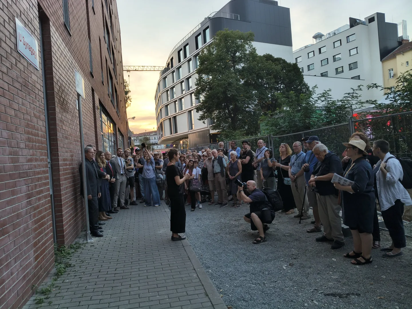Ze Spálené ulice je opět U Synagogy. Vypáleného židovský chrám připomíná i poesiomat
