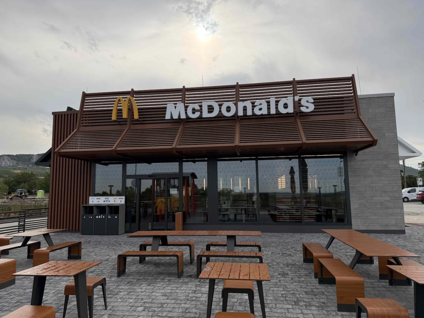 Zastávka s výhledem na Pálavu. McDonald's otevřel restauraci u Perné