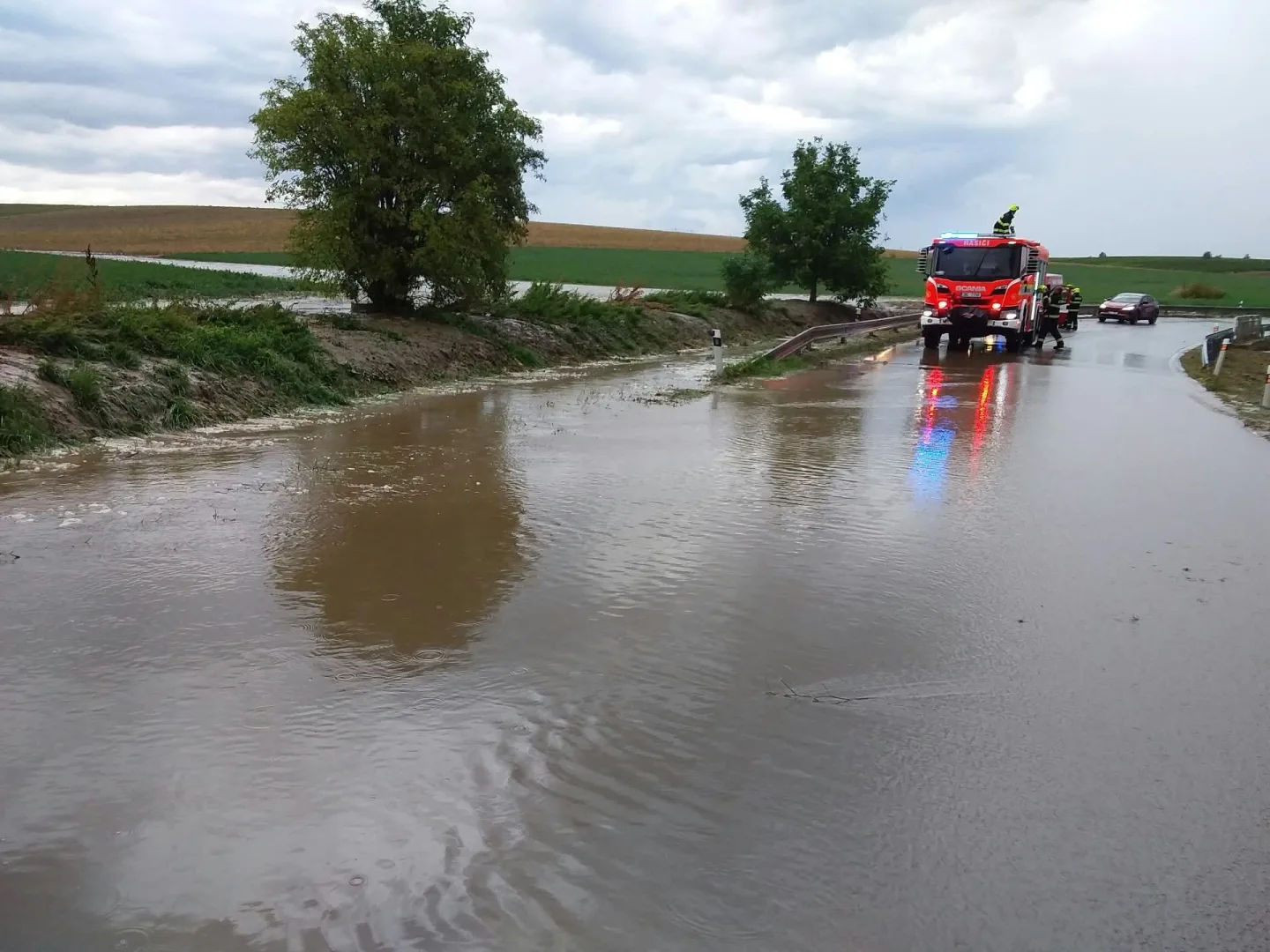 Stržená střecha i zlámané stromy. Jižní Moravu zasáhly bouřky se silným deštěm