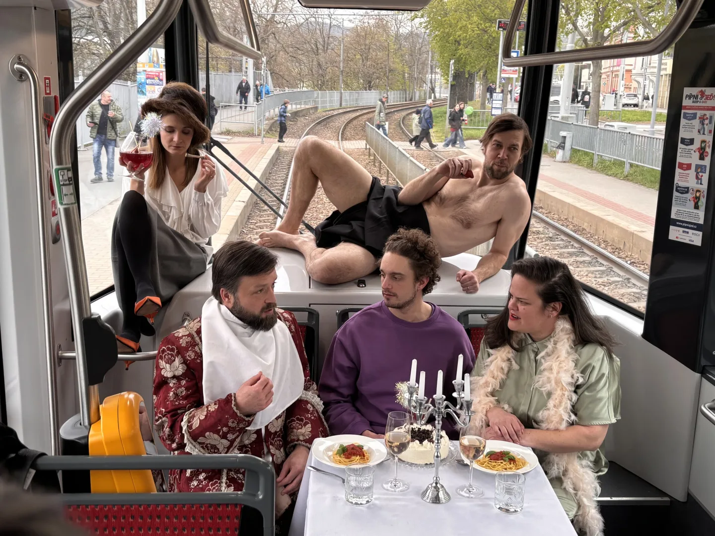 Šalinové neřesti. Brněnští divadelníci ztvárnili nevhodné chování v MHD
