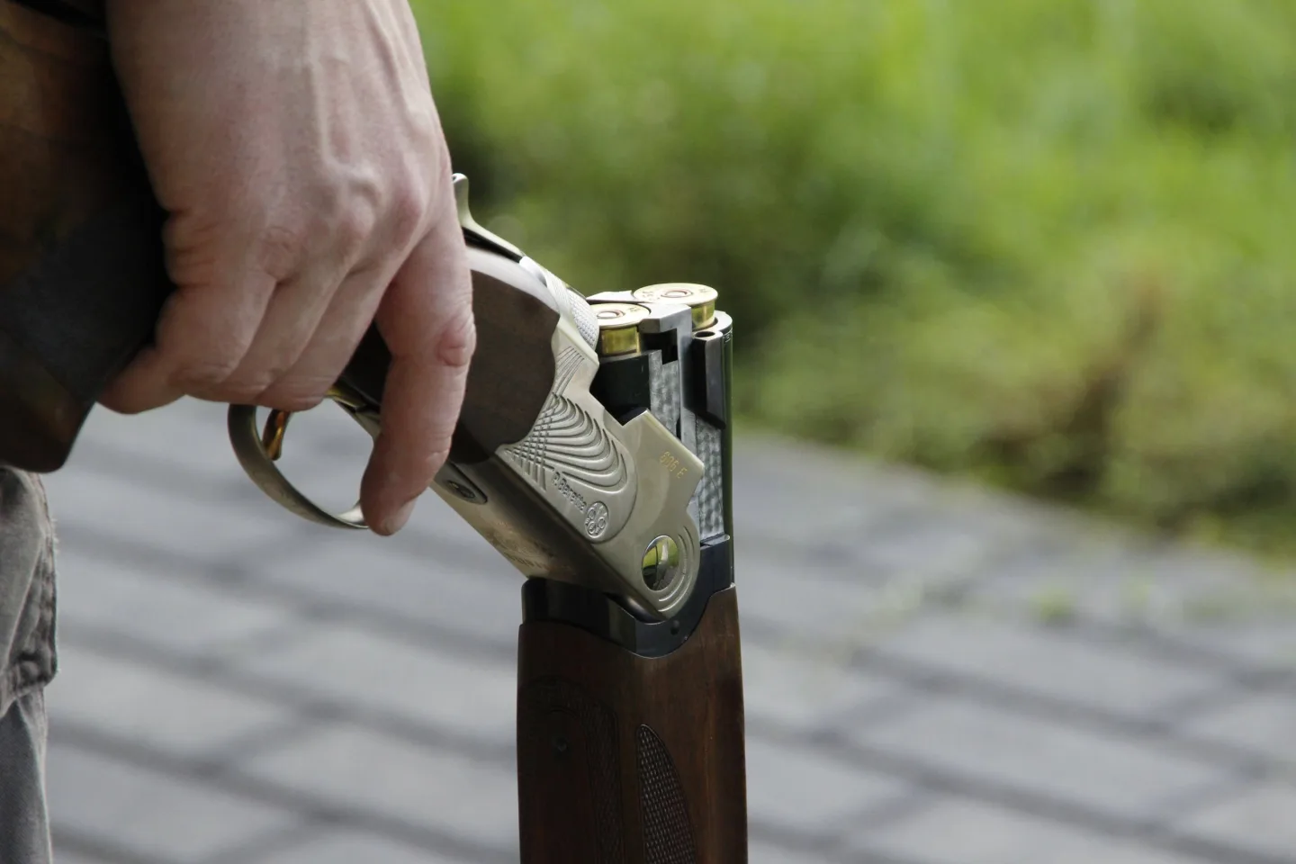 Polonahý muž se v centru Brna chlubil pistolí. Pak ji strčil do kabelky své známé