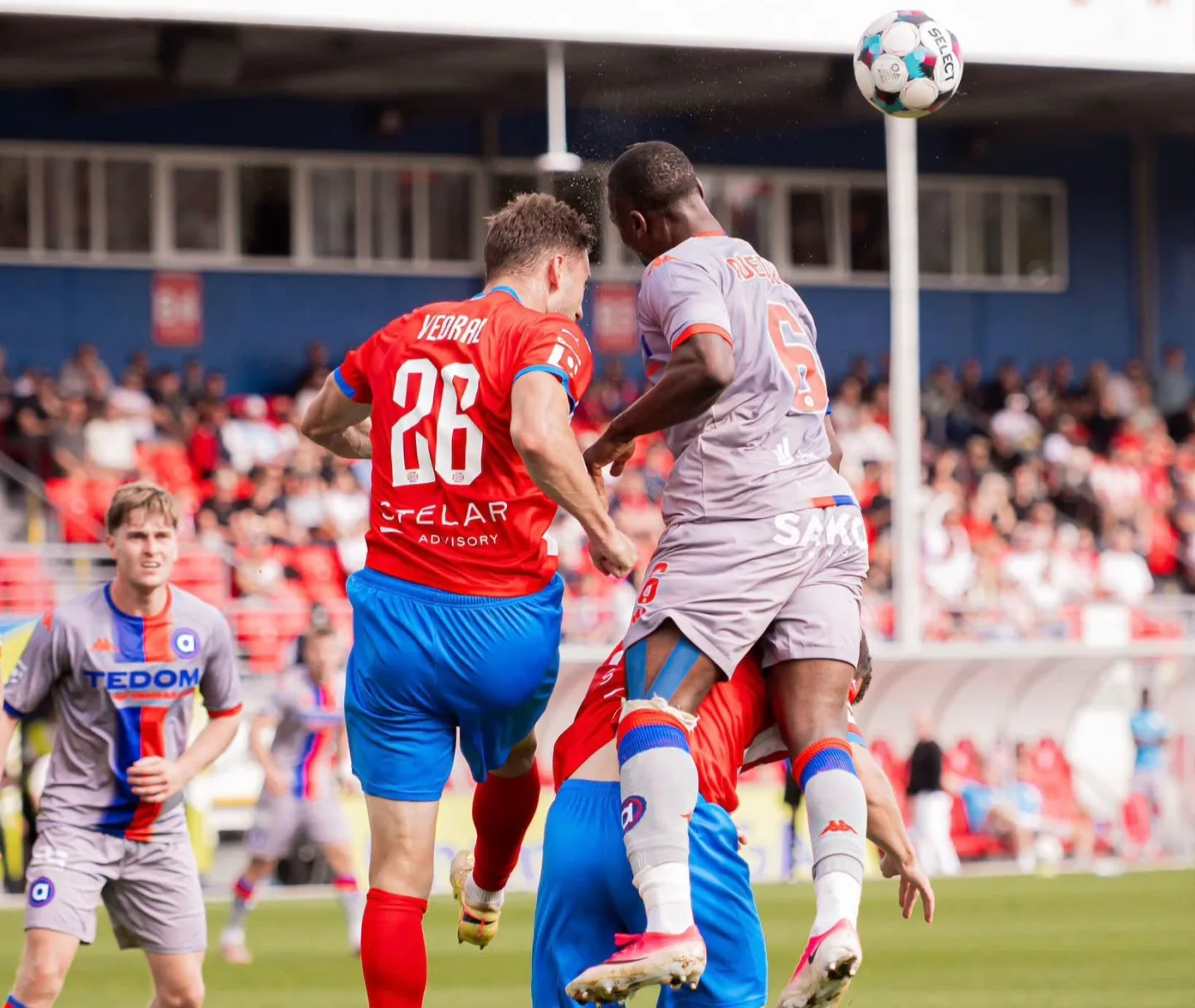 Brněnské derby nováčků fotbalové ligy ovládla Zbrojovka. To výhrou 2:1 nad Artisem