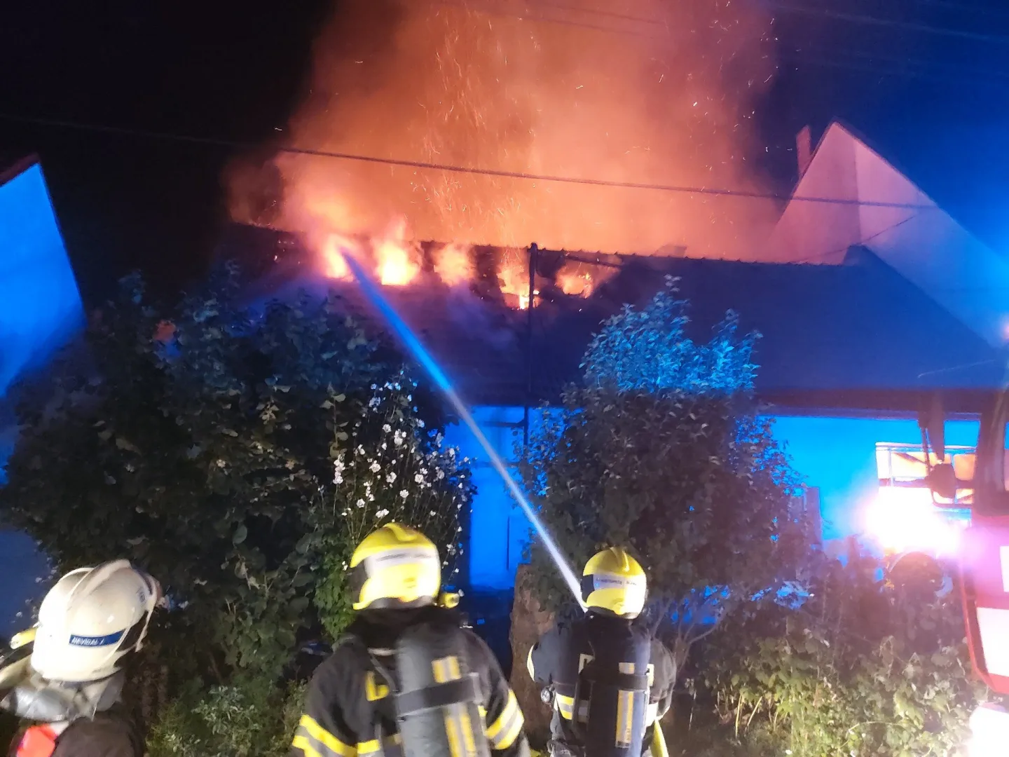 Dva lidé se popálili při požáru domu na Břeclavsku. Hasiči zachraňovali i kočky
