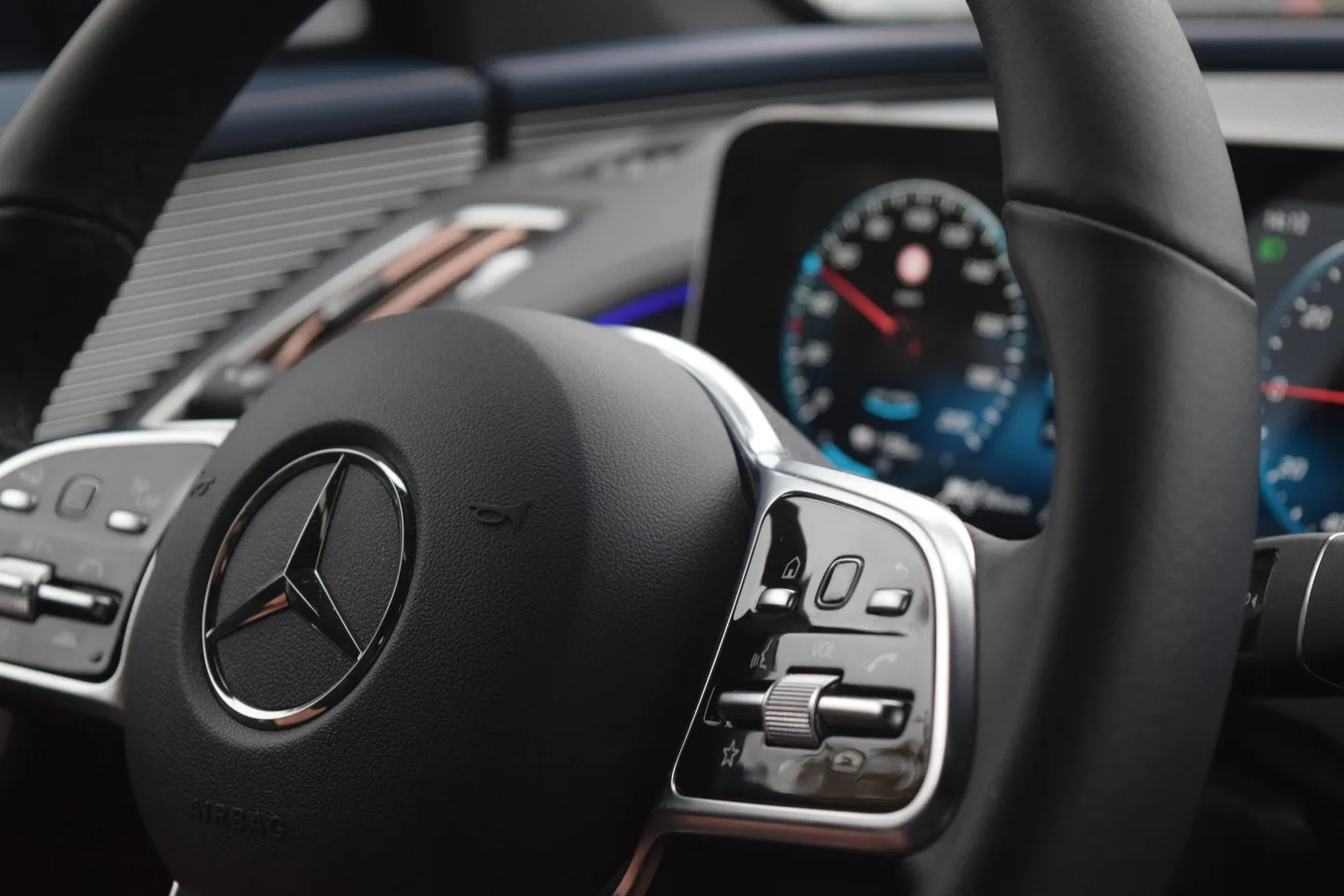 Opilecká etuda v Bratislavské. Jeden muž u mercedesu močil, druhý do něj kopal