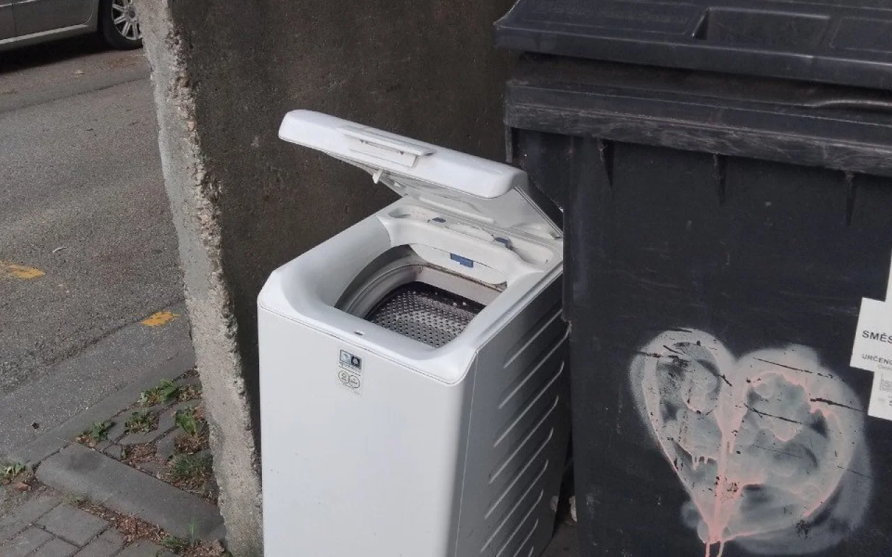 Pračka k popelnicím nepatří. Tvrdou cestou se o tom přesvědčil mladík z Brna