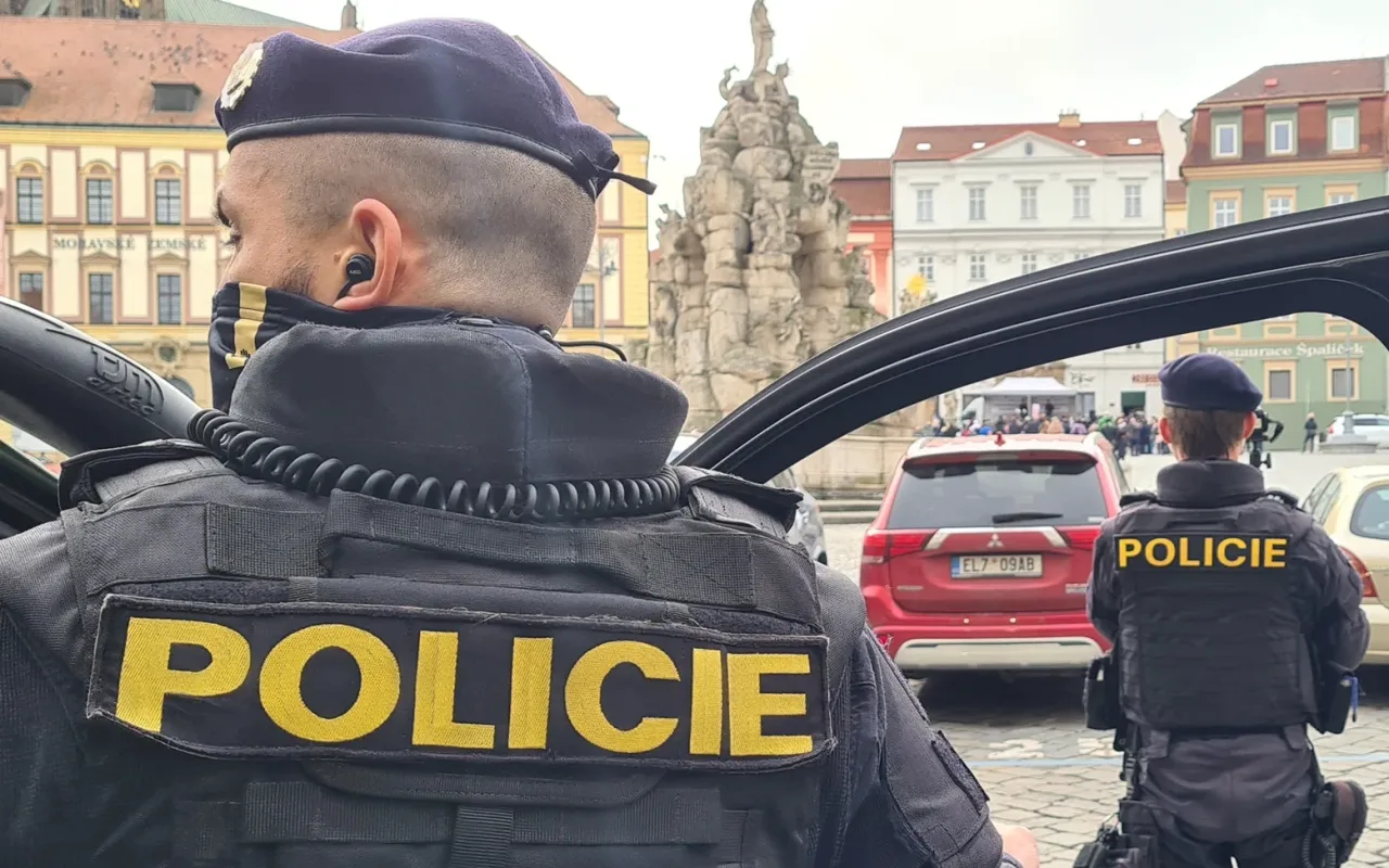 V centru Brna se popralo asi sto lidí. Šlo o fanoušky Zbrojovky a Zlína