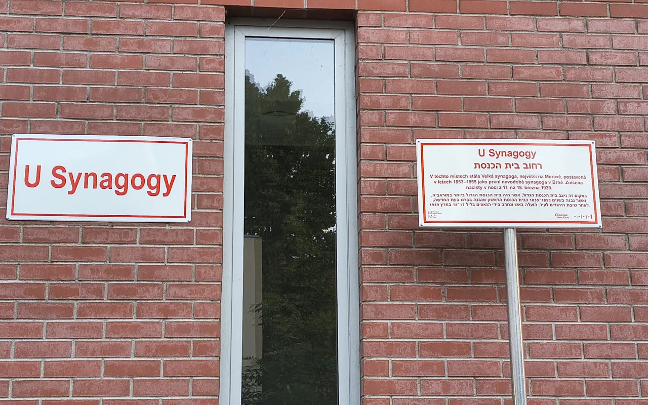 Ze Spálené ulice je opět U Synagogy. Vypálený židovský chrám připomíná i poesiomat