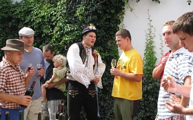 Starosta Pavel Fröhlich (na snímku vlevo) měl pro občany nachystáno pohoštění