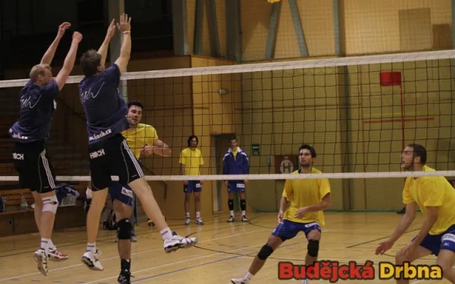 Mlčuch útočí proti dvojbloku Mach - Kriško (zprava)