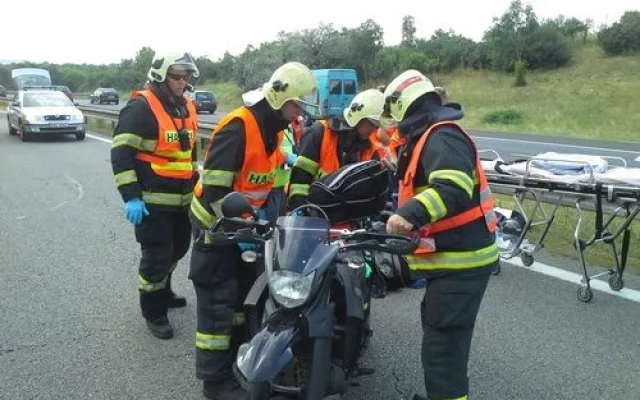 Nehoda motorkářů na D1, foto: HZS JMK