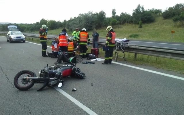 Nehoda motorkářů na D1, foto: HZS JMK
