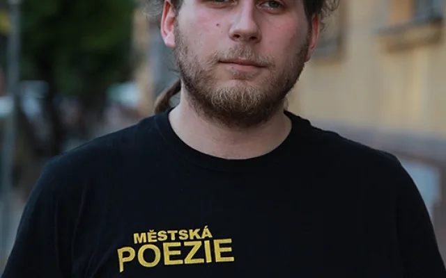 Lukáš Nový protestuje proti nesmyslným zákonům s cedníkem na hlavě, foto: Brněnská Drbna, Miroslav Toman