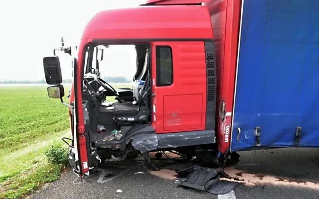 Řidič kamionu vyvázl bez zranění, foto: HZS