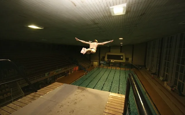 Cliff Diver Jan Bílý v tréninku při skoku do bazénu. Foto Michael Hon