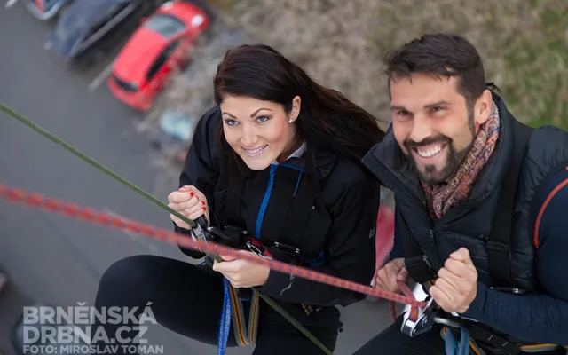 Když už ale visíte na stěně 40m domu, je čas na úsměv, foto: Brněnská Drbna