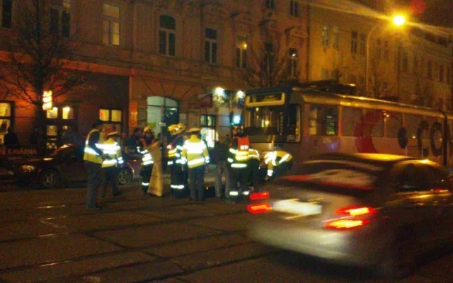 Hasiči vyprošťovali zpod tramvaje ženu, foto: hasiči