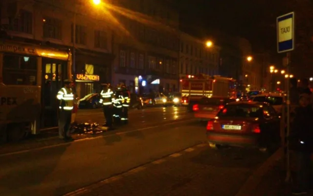 Hasiči vyprošťovali zpod tramvaje ženu, foto: hasiči