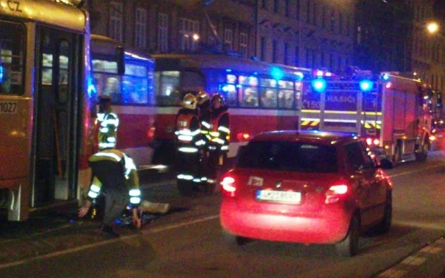 Hasiči vyprošťovali zpod tramvaje ženu, foto: hasiči