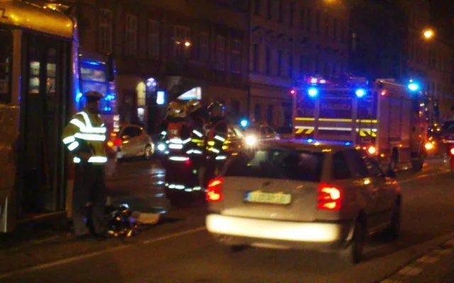 Hasiči vyprošťovali zpod tramvaje ženu, foto: hasiči