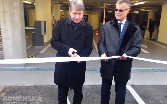 Primátor Brna Roman Onderka (vlevo) slavnostně otevírá parkoviště u Janáčkova divadla, foto: Brněnská Drbna, David Zouhar