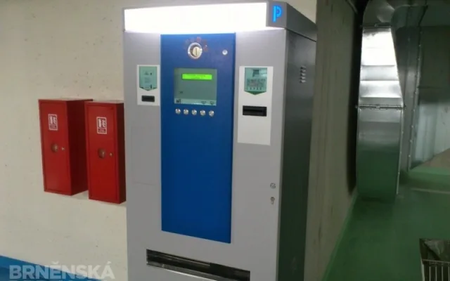 Parkovací automaty jsou umístěny u každého vchodu, foto: Brněnská Drbna, David Zouhar
