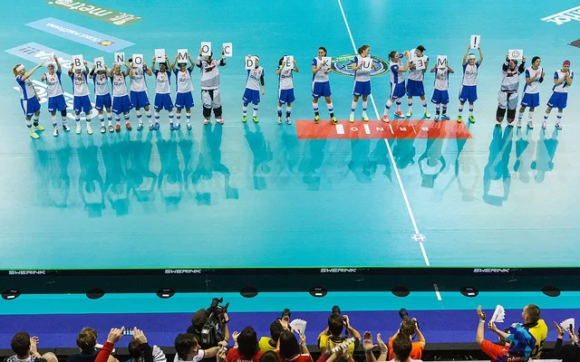 Loučení českých hráček s brněnským publikem. Vyřazovací část turnaje se nyní přesouvá do Ostravy. Zdroj: WFC2013