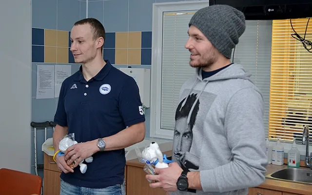 Hokejisté Komety na dětské onkologii, foto: HC Kometa