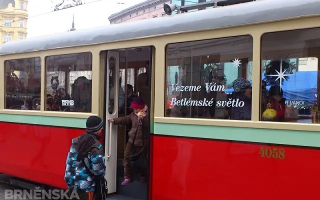 Do Betlémské tramvaje si pro světlo přišly desítky Brňanů, foto: Brněnská Drbna, David Zouhar
