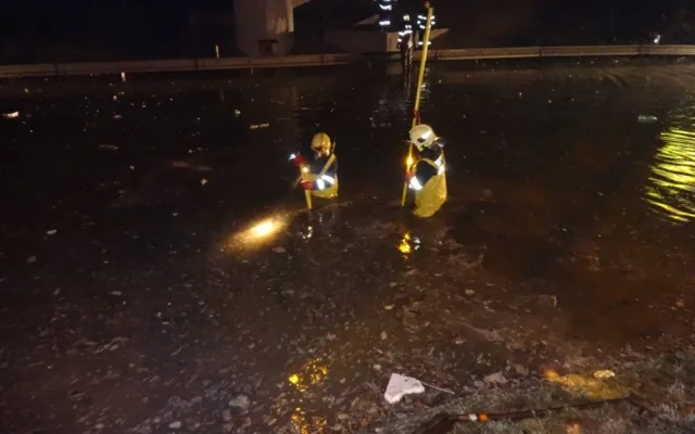 Hasiči odklízejí vodní lagunu v Hradecké ulici, foto: hasiči JMK
