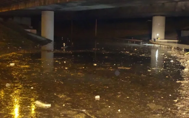 Hasiči odklízejí vodní lagunu v Hradecké ulici, foto: hasiči JMK
