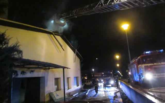 Hasiči likvidují požár zahradnictví, foto: hasiči JMK