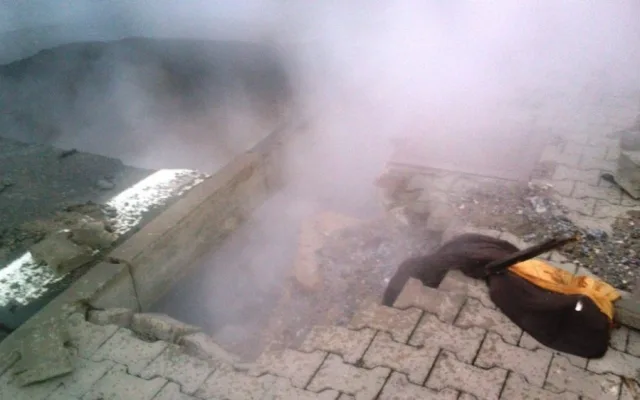 Pára způsobila propad silnice a chodníku, foto: hasiči JMK