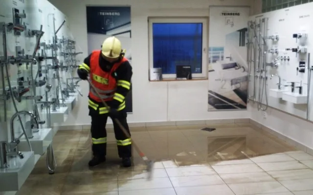 Kvůli nehodě museli hasiči vyklízet vodu i z přilehlé prodejny, foto: hasiči JMK