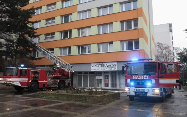 Hasiči likvidovali požár paneláku, foto: hasiči JMK