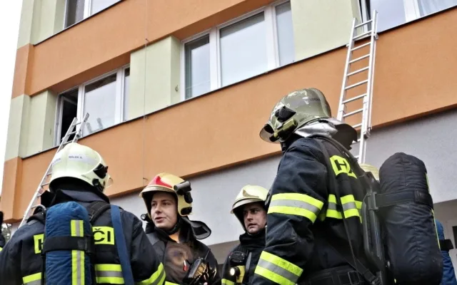 Hasiči likvidovali požár paneláku, foto: hasiči JMK
