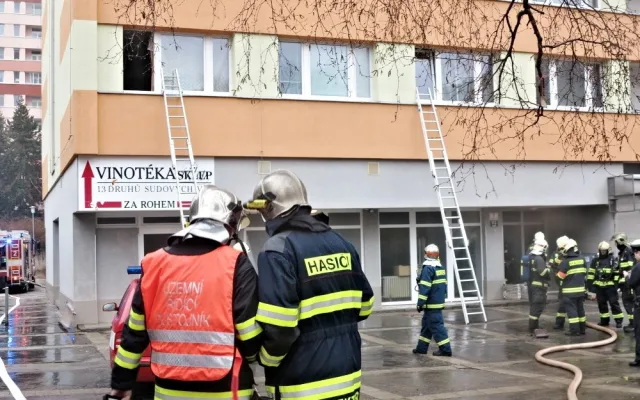 Hasiči likvidovali požár paneláku, foto: hasiči JMK