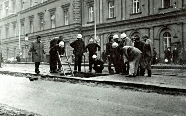 Hasiči zasahovali před osmatřicetilety u propadu půdy v Pekařské ulici, foto: hasiči JMK