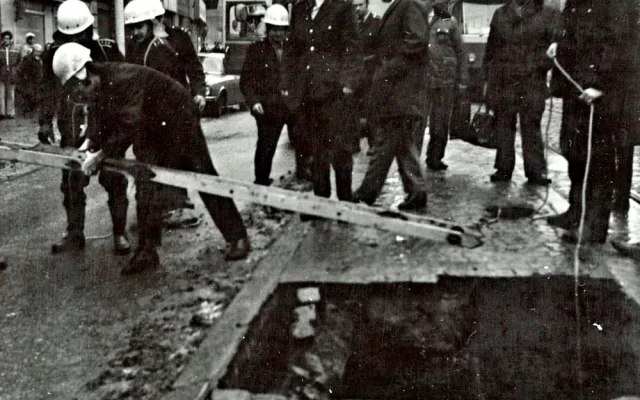 Hasiči zasahovali před osmatřicetilety u propadu půdy v Pekařské ulici, foto: hasiči JMK