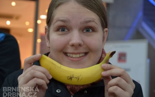 Fanynce Jitce Svobodové podepsal závodník i banán, foto: Brněnská Drbna, Hana Mikešová