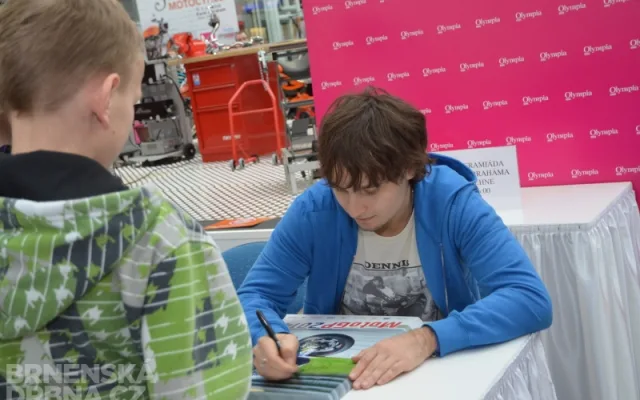 Motocyklový jezdec Karel Abraham se podepisoval fanouškům v Olympii, foto: Brněnská Drbna, Hana Mikešová